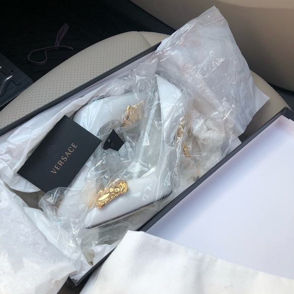 🚫SOLD🚫 Versace Medusa Palazzo Heel Pumps 35 - Picture 3 of 5